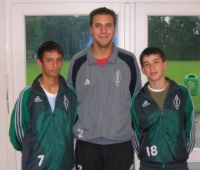 Turas B-Jugend-Trainer Dominique Bonnani (Mitte) mit den Landesauswahlspielern Volkan Arslan (rechts) und Ylyas Baycumam; Foto: Manfred Bertram