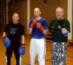 Dr. Clemens Wolter (Mitte) trainierte ein Jahr bei den Tura-Boxern