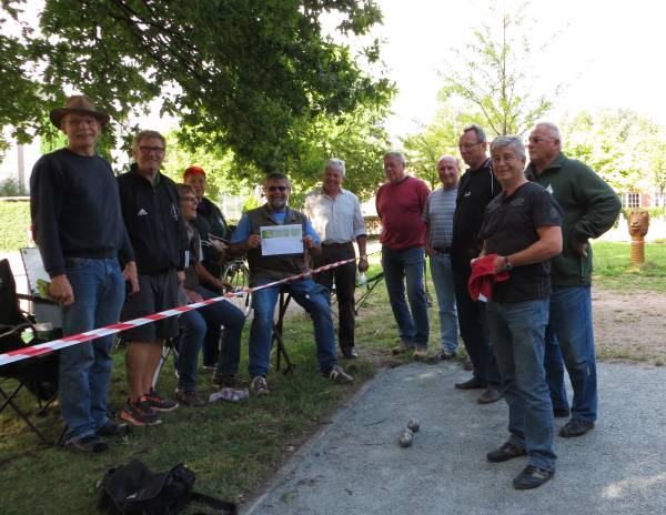 Die Mitglieder des Boule-Treffs von Tura