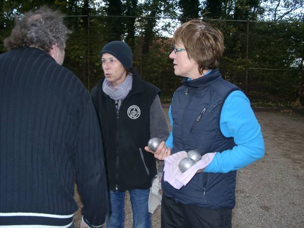 Hedy Schlotterbeck (Jever Pétanque Club) und Marion Schwarz (TURA-Boule)