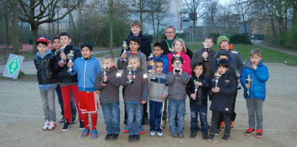 Alle Teilnehmer beim Gröpelinger Boule-Nachwuchsturnier erhielten einen Pokal