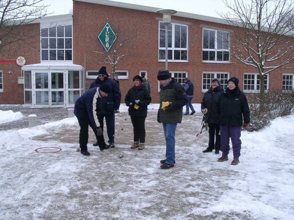 Gute Stimmung beim Schnee-Boule vor dem Tura-Vereinszentrum