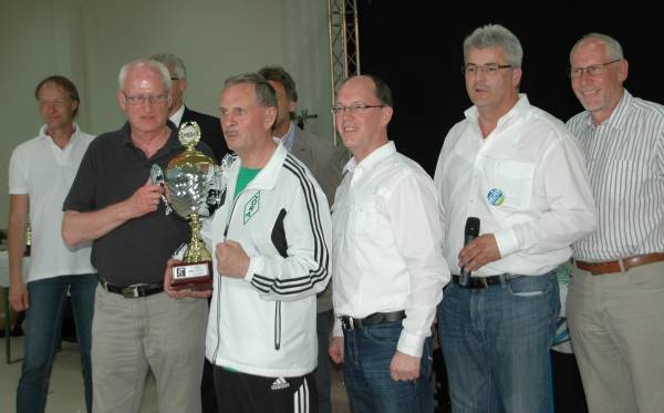 Herwig Claußen nahm den "Master-Cup" entgegen