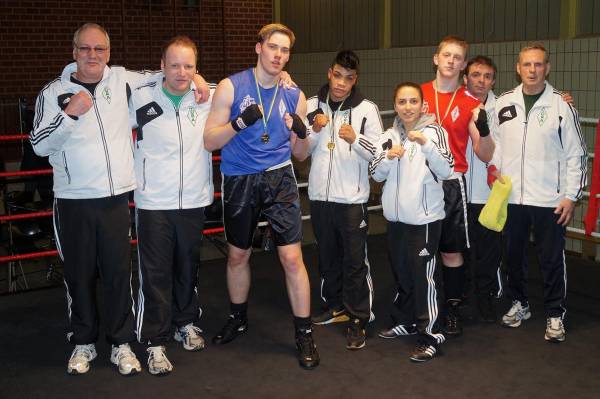 Die Tura-Trainer Klaus Becker (links) und Herwig Claußen (rechts) freuen sich über die Erfolge ihrer Boxer in Salzgitter. Foto: Kai Weber