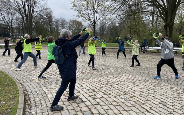 Unterwegs wurden immer wieder Übungen für jeden Fitnesslevel eingebaut, um die Muskulatur zu stärken und die Kondition zu verbessern.