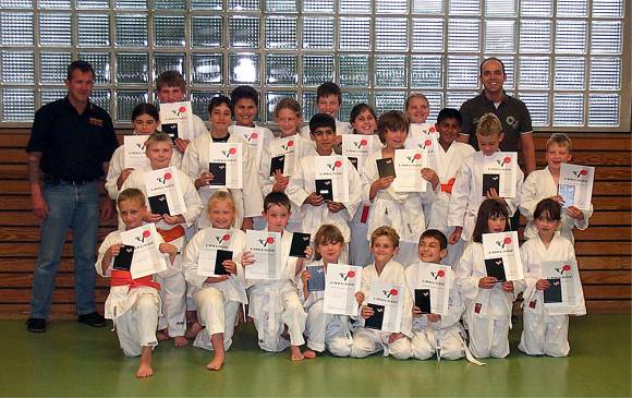 22 Karate-Kids bestehen Gürtelprüfungen