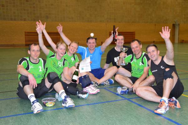 Platz 1 für die "Nord/Ost-Vereinigung" beim Volleyballturnier von Tura