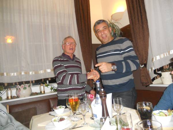 Turas Schiedsrichter-Obmann Ranko Djoric (links) ehrte Mehmet Kavak zu seinem 25-jährigen Jubiläum als Unparteiischer.