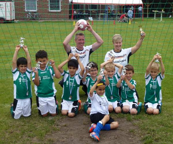 Jubel der 1. G-Jugend von Tura Bremen über den ersten Platz in Dangastermoor