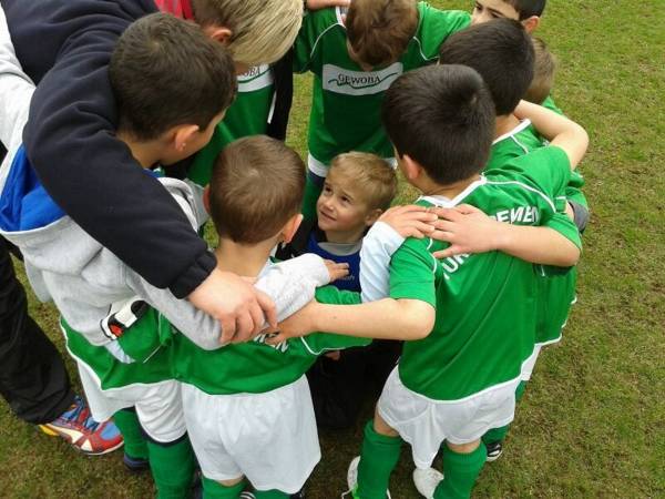 Turas G-Jugend mit Spaß und Ehrgeiz beim Fußball dabei.