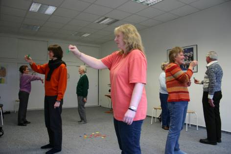Praktische Übungen stehen im Mittelpunkt des Sehtrainings bei Tura.