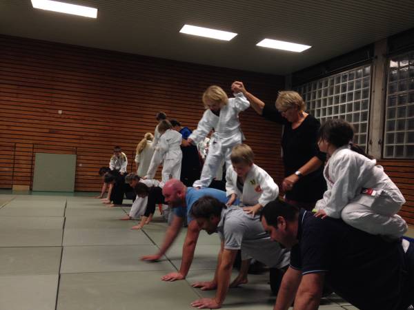 Kinder und Eltern beim gemeinsamen Weihnachts-Judotraining bei Tura. Foto: Petra Wittmann-Richter