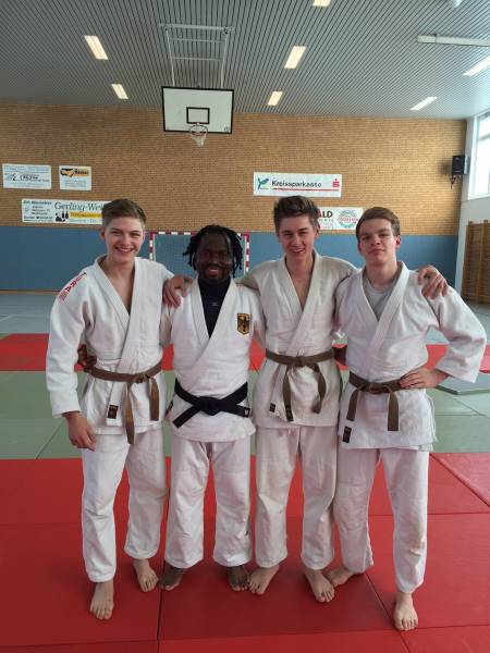 Tura-Trainer lernten bei einem Lehrgang in Barrien viel von Judo-Bundestrainer Bruno Tsafak