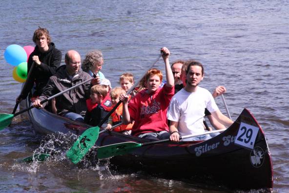 Ein großer Mannschaftskanadier von Tura lud zu Rundfahrten ein.