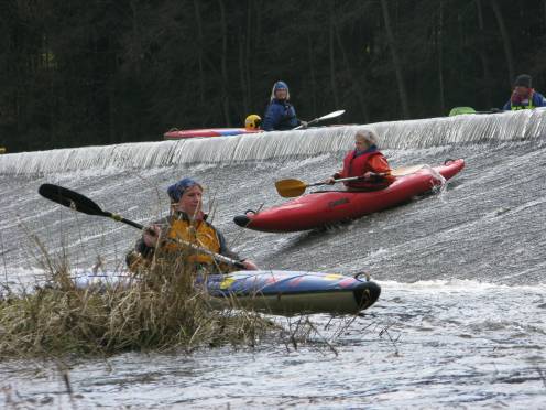 Tura-Kanutinnen auf der Sächsischen Saale im Frankenwald