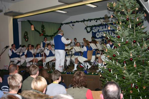 Das Tura-Spielleuteorchester vor vollem Haus im Nachbarschaftshaus "Helene Kaisen"