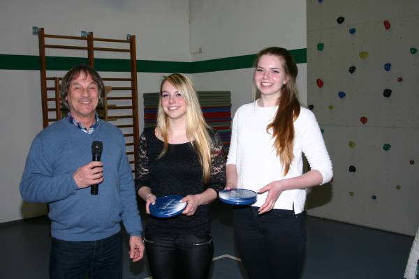 Die Taekwondosportlerinnen Sandra (Mitte) und Jessica Szaukellis von Tura Bremen