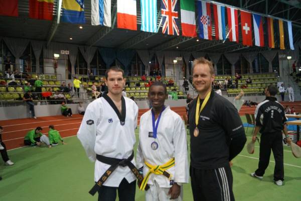 Die Turaner Taekwondoka Jochen Berg, Jerome Böhme und Tim Glenewinkel (von links) zeigten in Stuttgart starke Leistungen. Foto: Tura