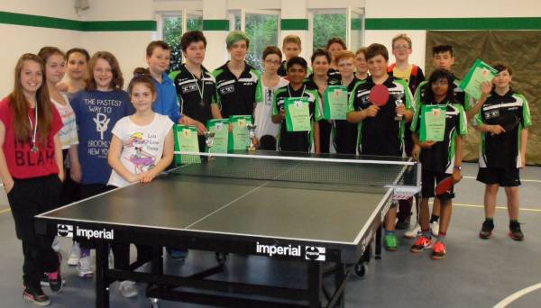 Zwanzig jugendliche Teilnehmer spielten die Tischtennis-Vereinsmeisterschaften von Tura Bremen aus