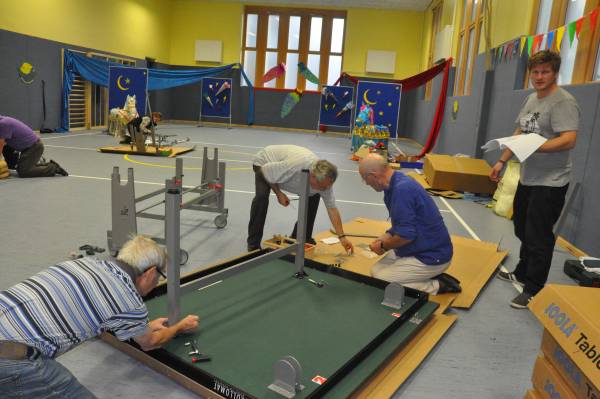 Aufbau der Tischtennistische in den neuen Hallen der Schule