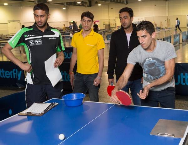 Übungsleiter Lakshan Rajah erläutert eine von zehn Übungen des Tischtennis-Sportabzeichens