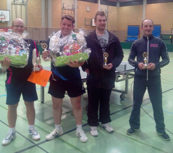 Tobias Genz (links) von Tura Bremen gewann den ersten Beverstedter Tischtennis-Kombi-Cup.